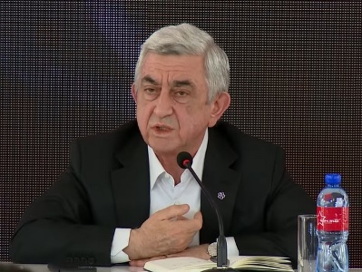 Այ անասուն, ո՞ր զինվորի մասին ես խոսում, այն զինվորի, որն ադրբեջանցիներին 30 տարի ծնկի բերած պահեց․ Սերժ Սարգսյան