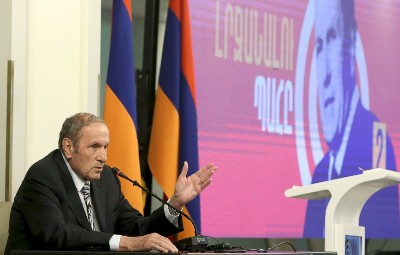 «Իրավունք»․ ՀԱԿ-ում լավ չե՞ն ընկալում Տեր-Պետրոսյանին, թե վաղաժամ բացում են խաղաքարտերը