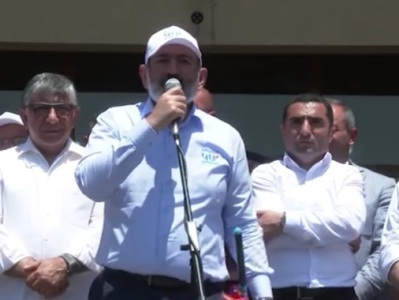 Armenia acting PM receives steel hammer as a gift, refers to it as a 'steel mandate'