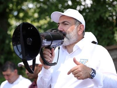 Armenia acting PM tells children at campaign meeting to chant along with the crowd