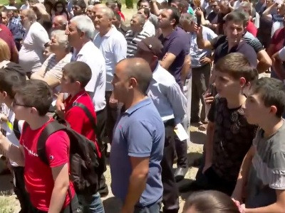 Armenia Ararat Province governor mobilizes everyone to attend acting PM's campaign meeting