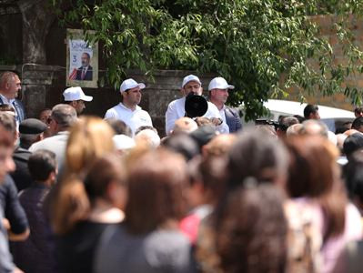 Journalist asks Armenia acting PM if members of his team also think he has a mental health problem