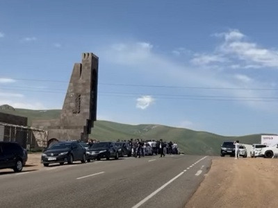 Large number of men awaiting Armenia acting PM Pashinyan at "gates" of Syunik