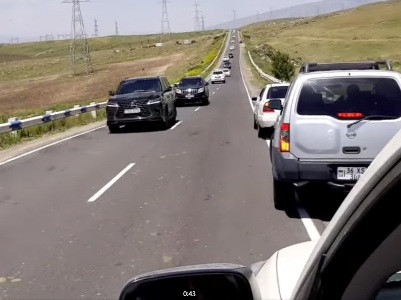 «Բացահայտ վրաերթի կադրեր». Փաշինյանի անվտանգության ավտոմեքենան միայն հրաշքով չի բախվել Կարին Տոնոյանի մեքենային (վիդեո)
