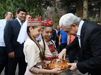 "I Have the Honor" bloc campaigns in Armenia's Ararat Province, led by Serzh Sargsyan