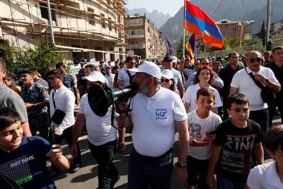 «Հրապարակ». Հաշիվ փակող գործարարները. Նախկին ԲՀԿ-ական «Չերիի Վահանը» Սյունիքում ուղեկցում էր Փաշինյանին