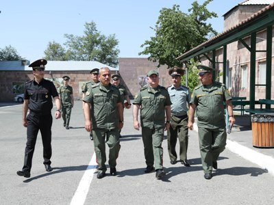 Armenia Armed Forces' General Staff deputy chief visits MOD central recruitment station