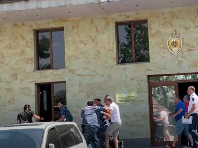 Ծեծկռտուք՝ ոստիկանների մասնակցությամբ (վիդեո). hetq.am