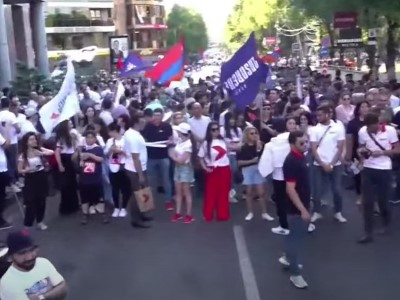 Participants of "Armenia" bloc's rally heading to Republic Square in Yerevan