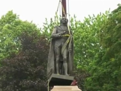 Statue of country's first PM is removed in Canada