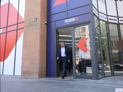 Armenia ex-PM Karen Karapetyan is spotted leaving “Armenia” bloc headquarters