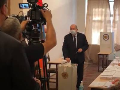 Armenia President votes in snap parliamentary elections