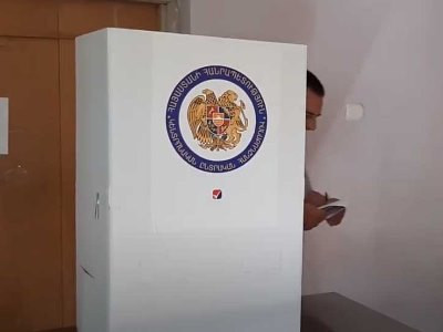 Բաց քվեարկություն 2/7 տեղամասում․ ընտրողներից մեկը մյուսին հուշել է ընտրել 3-րդ համարին․hetq.am