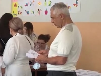 Artak Tovmasyan visits military pantheon, goes to cast vote in Armenia snap parliamentary elections