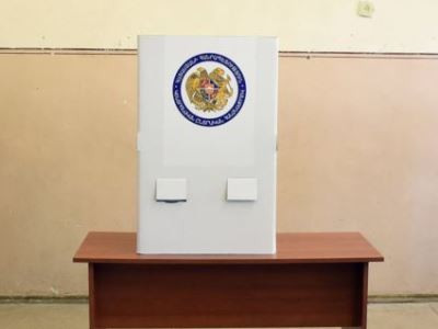 Tense situation at polling station #9/21 in Armenia, red beret police officers called to location