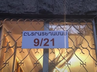 Թիվ 9/21 ընտրատեղամասը փակելուց հետո ներխուժեց Դանիել Իոաննիսյանը. Նա պոկեց կապարակնիքը. Հանձնաժողովի նախագահ