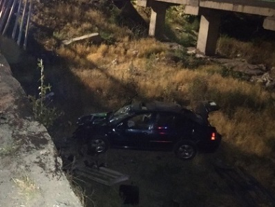 «Volkswagen Jetta»-ն բախվել կամրջի երկաթյա արգելապատնեշին և ընկել է չշահագործվող ջրատարը. Կան վիրավորներ (ֆոտո)