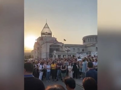 В Степанакерте граждане требуют отставки Араика Арутюняна