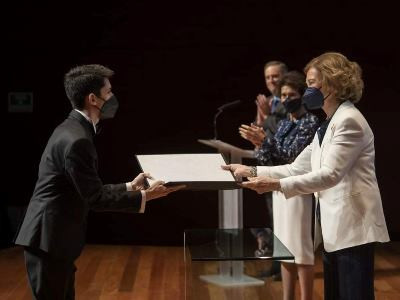 Queen Sofia of Spain awards Armenian student