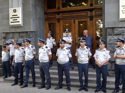 Բողոքի ակցիա դատախազության դիմաց՝ Արմեն Չարչյանի կալանավորումը վերացնելու պահանջով