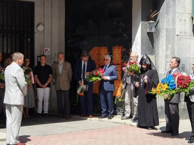 Armenia Ambassador to Poland lays wreath near plaque dedicated to Raphael Lemkin in Warsaw