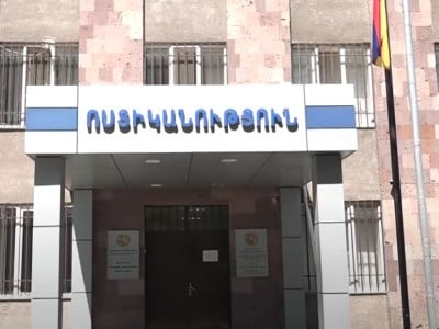 Նախկին առևտրի կենտրոնի շենքի պատուհաններն ապամոնտաժել էին, բեռնել մեքենան, բայց ոստիկանները վրա էին հասել