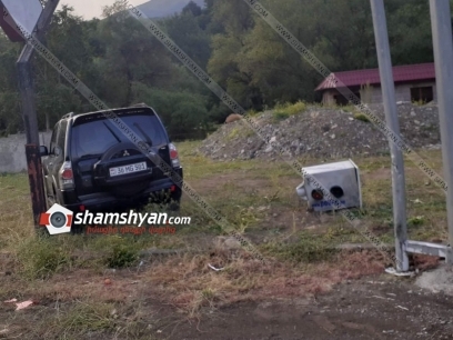 Տավուշի մարզում բախվել են Opel Astra-ն ու Mitsubishi Pajero-ն. վերջինս էլ տապալել է արագաչափն ու հայտնվել դաշտում