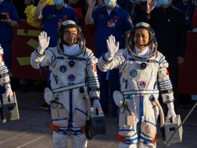 Китайские космонавты провели в открытом космосе  семь часов