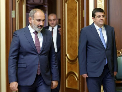 Armenia acting PM meets with Karabakh President, says clarification of Artsakh's status is most important issue