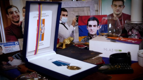 Vahe Karapetyan, killed in Shushi defense battles, is posthumously awarded with medal