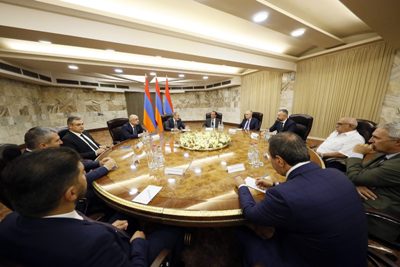 «Ժողովուրդ». Փաշինյանը նորից կհանդիպի արտախորհրդարանական ուժերին. կկիսի՞ իշխանությունը