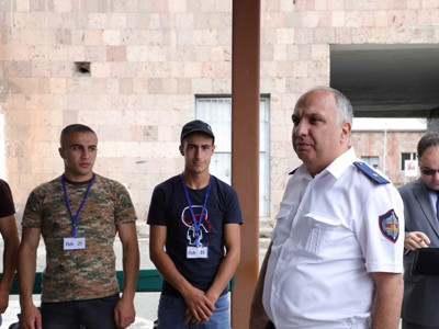 Armenia Military Prosecutor pays regular visit to MOD central recruitment station