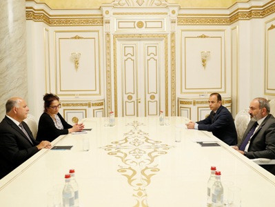 Armenia acting PM receives Anthony Parsamian and Arpi Vartanian