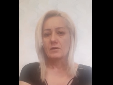 Զոհված զինվորի մայրը տաքսու վարորդին խնդրում է վերադարձնել հեռախոսը, որի մեջ զոհված որդու նկարներն ու տեսանյութերն են