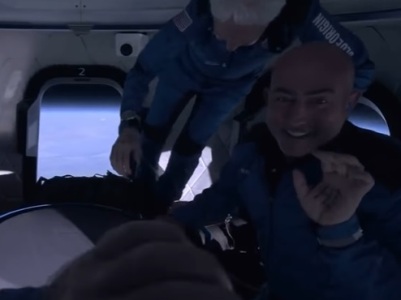 Джефф Безос опубликовал видео из космоса