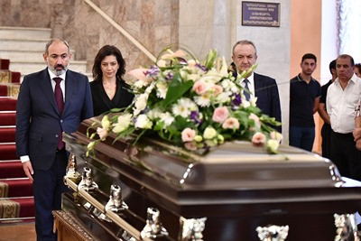 Armenia acting PM Pashinyan attends last farewell ceremony for Djivan Gasparyan