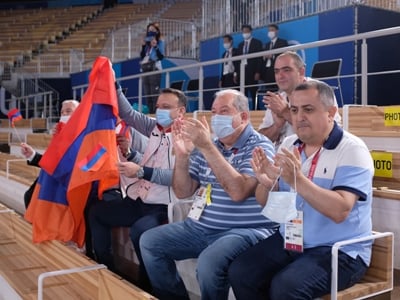Նախագահ Արմեն Սարգսյանը Տոկիոյի օլիմպիական մարզադաշտում հետևել է մարմնամարզիկ Արթուր Դավթյանի մրցելույթին