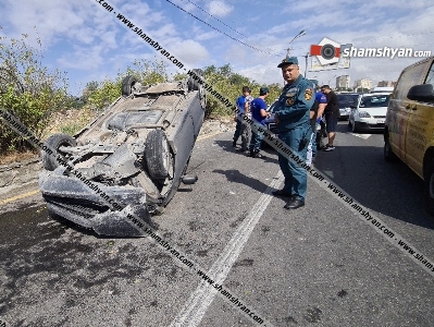 Երևանի Աճառյան փողոցում բախվել են Mercedes-ն ու Honda Fit-ը․ վերջինս գլխիվայր շրջվել է (ֆոտո)