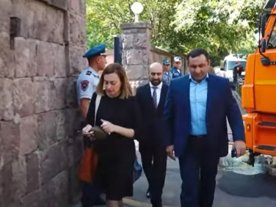 Լենա Նազարյանն ամուսնու հետ եկավ Ազգային ժողով. նա հրաժարվեց հարցերի պատասխանել