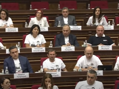 Ընդդիմությունն ԱԺ նիստին եկավ «քաղբանտարկյալներ» գրությամբ սպիտակ շապիկներով