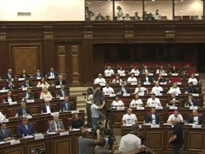 Ընդհարում նորընտիր ԱԺ-ի առաջին նիստում