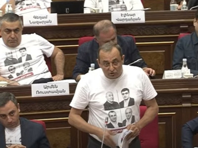 «Սա միտինգի տեղ չի, սա խորհրդարան է». Ընդդիմադիր պատգամավորները սկսեցին հարվածել սեղաններին