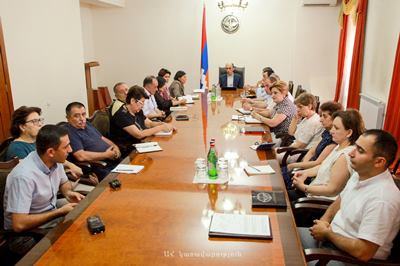 Արցախի պետնախարարը հանրակրթական դպրոցներում աշակերտների ընդունելության կարգին նվիրված խորհրդակցություն է անցկացրել