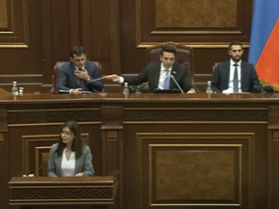 ԱԺ նախագահը Արփի Դավոյանին նախազգուշացում տվեց եւ զրկեց 1 օր ԱԺ–ում ելույթ ունենալու հնարավորությունից