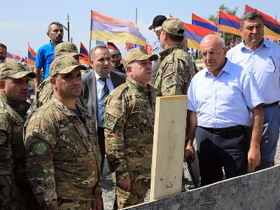 Armenia defense minister visits Yerablur Military Pantheon, meets with relatives of deceased servicemen (PHOTO)