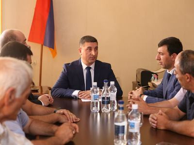 Armenia territorial administration and infrastructure minister introduces acting head of town hall of Talin