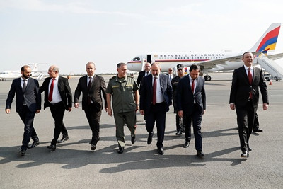 Armenia PM returns to Yerevan after visit to Kyrgyzstan, greeted by Security Council members at airport