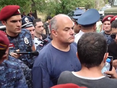 «Նիկոլը չի ասել, պետք ա հրապարակավ հայտարարություն տաք, հրապարակավ հայտարարություն մեռա տալով». քաղաքացին` ոստիկանին