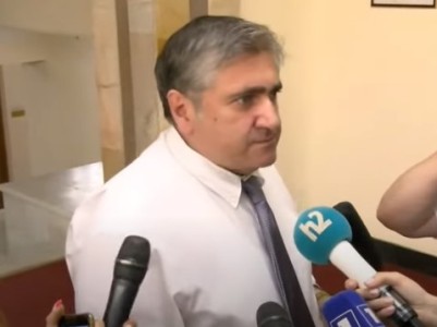 Բռնի ուժ կիրառեցին Աննա Մկրտչյանի նկատմամբ․ Արծվիկ Մինասյանի վերնաշապիկը պատռեցին․ պատգամավոր