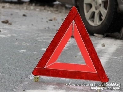 Եռաբլուրում մեքենան բախվել է արգելապատնեշին․ կան տուժածներ